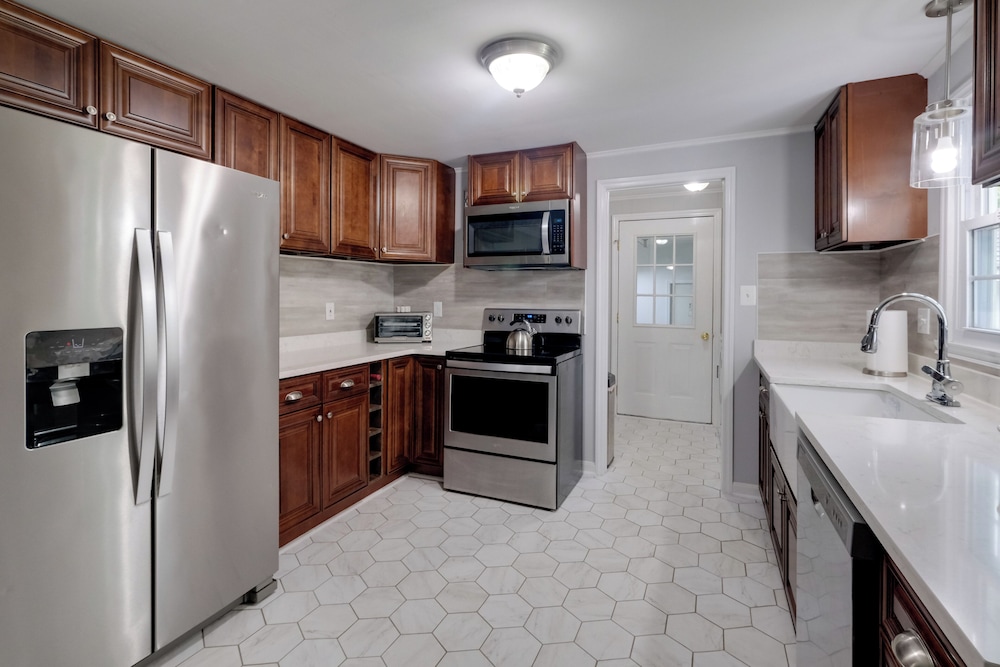 Fish, Relax & Enjoy Lake Views: Colonial Beach Gem