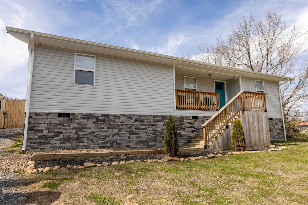 Pet-friendly Digs w/ Fire Pit & Large Yard! view 3