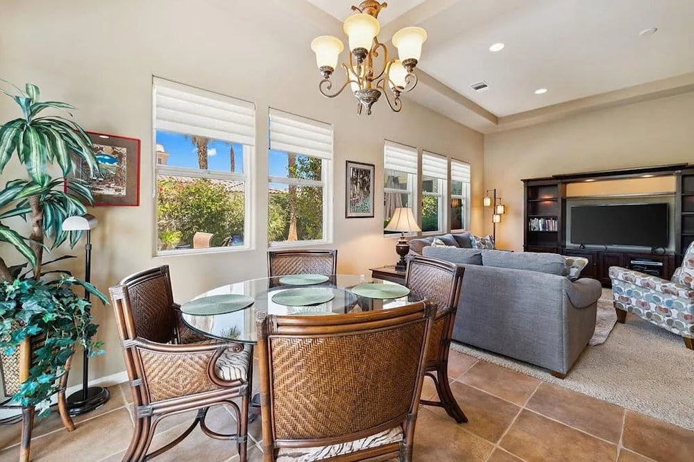 Stylish 2BR w Spa Patio