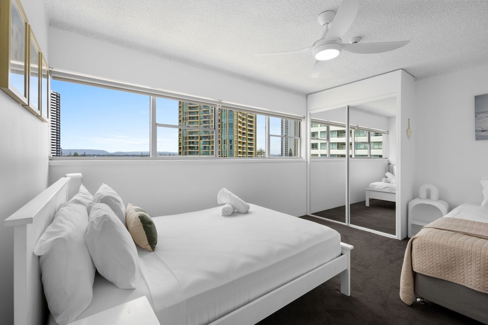 Absolute Beachfront Apartment in Surfers