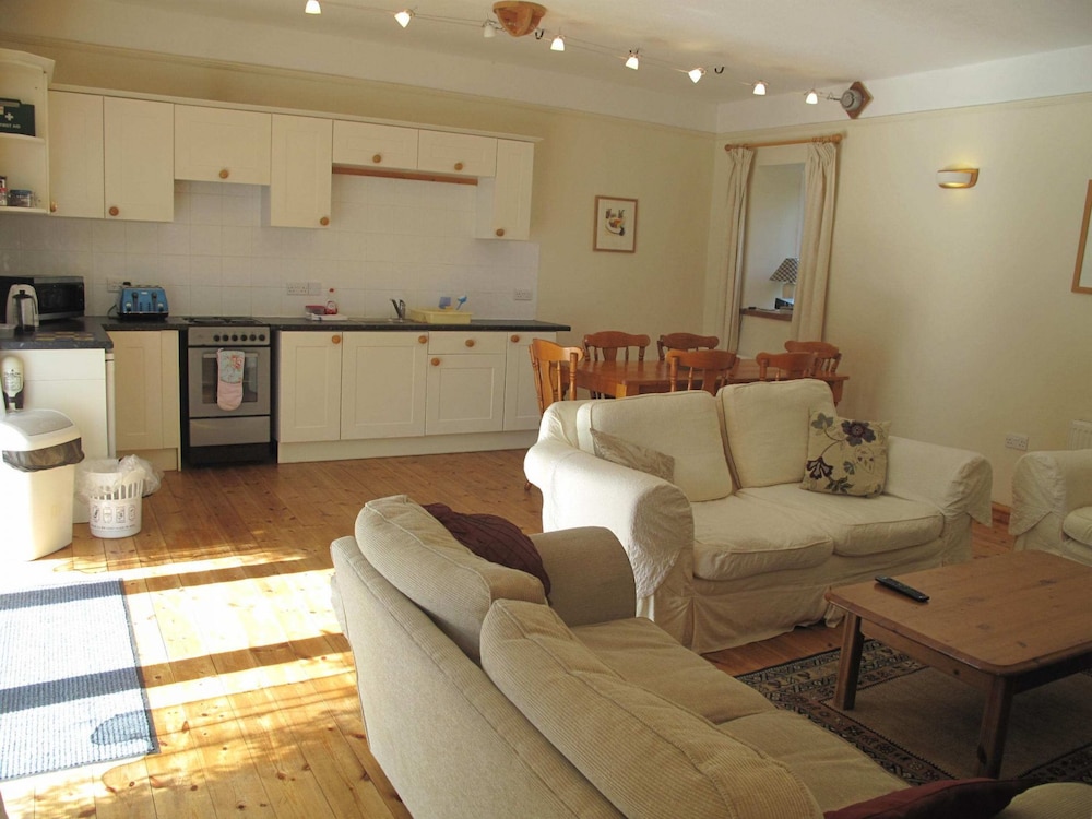 Comfortable Airy 5-bed Apartment in Llandysul view 4