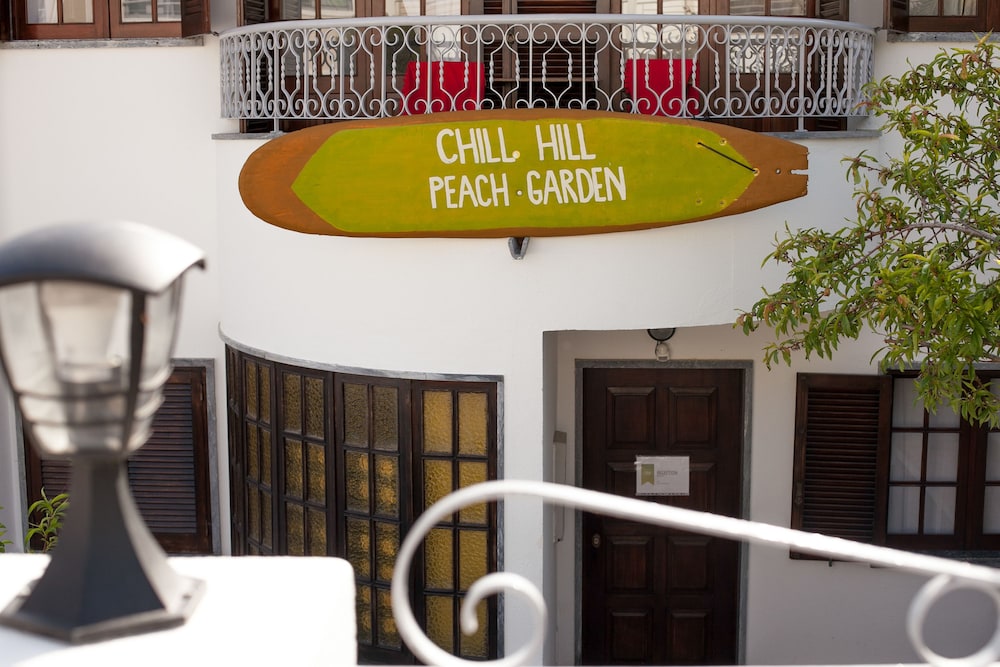 Ericeira Chill Hill Hostel & Private Rooms - Peach Garden