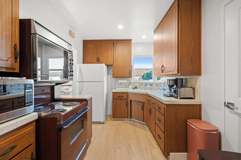Cozy & Stylish Home Spacious, Fully Equipped Stay