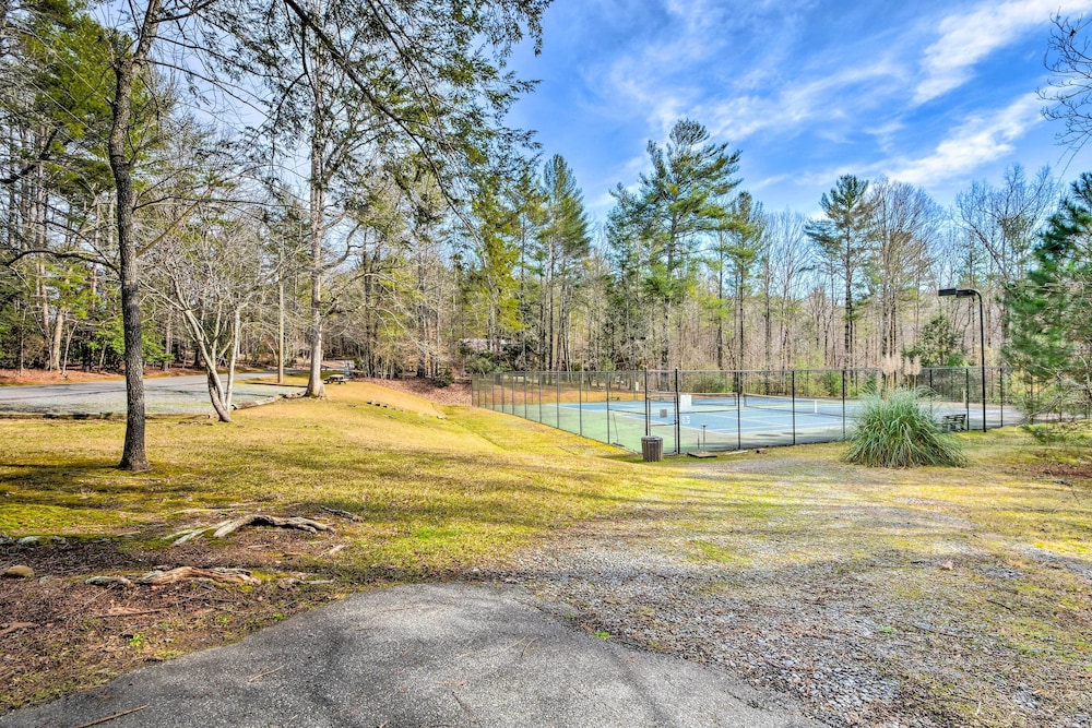 Ellijay Home 4 Mi to Dtwn: Hot Tub & Resort Perks!