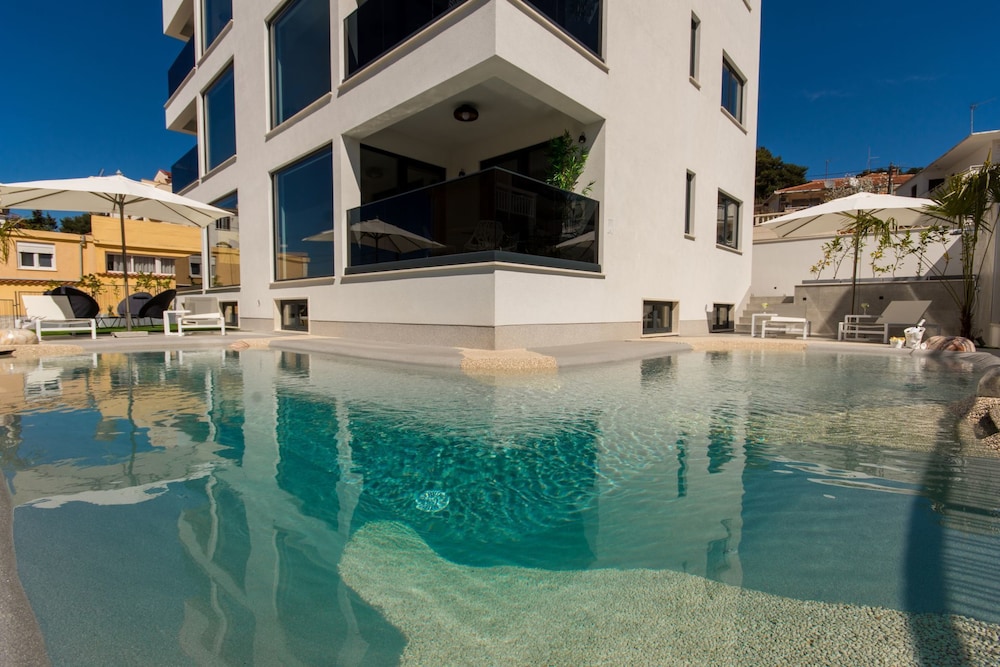 Luxury Apartments Royal M with Pool