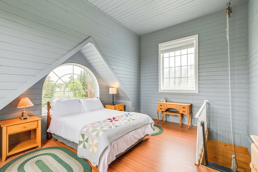 4 Mi to Acadia Trails: Coastal Maine Home w/ Deck view 2