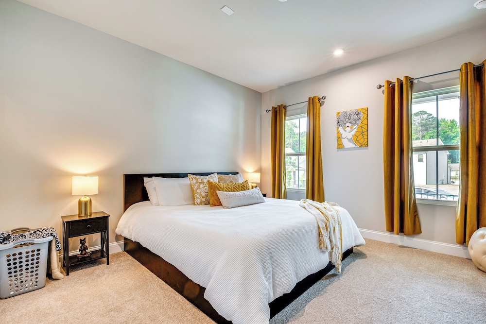 11 Mi to Dtwn: Luxe Atlanta Retreat w/ Deck & Yard