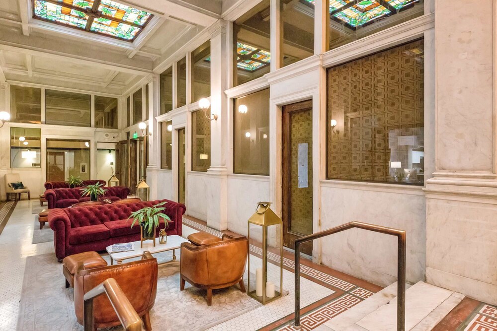 Stylish Deluxe 1BR At HWH by Oneluxstay