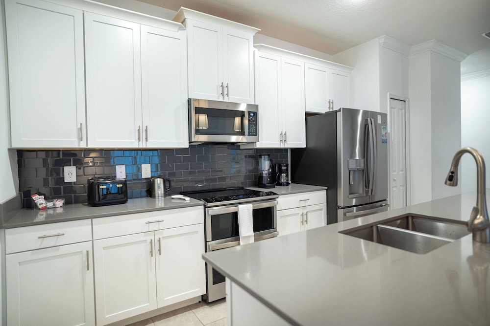 4BR Luxury Home at Champions Gate With Pool