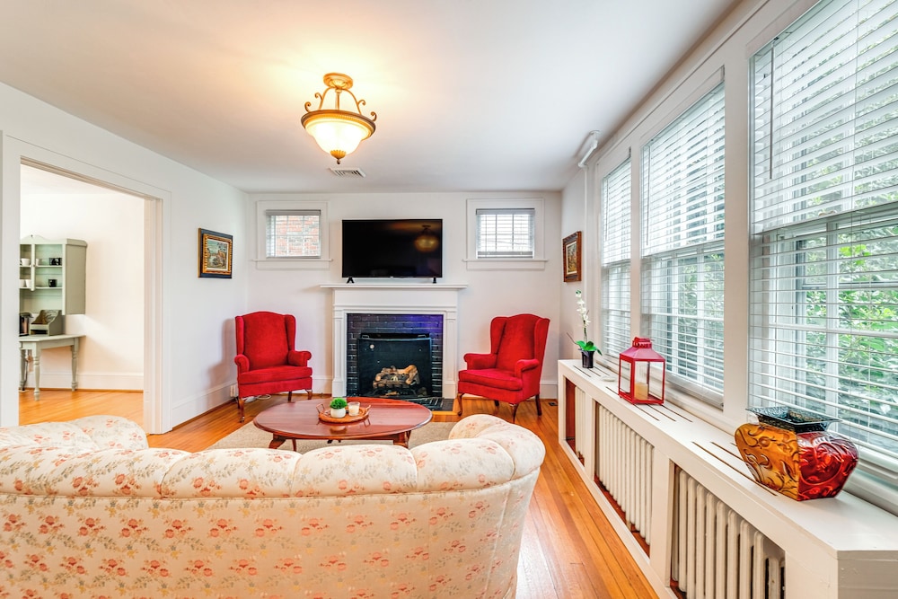 1 Mi to Dtwn Roanoke: Home w/ Yard & Mtn View!