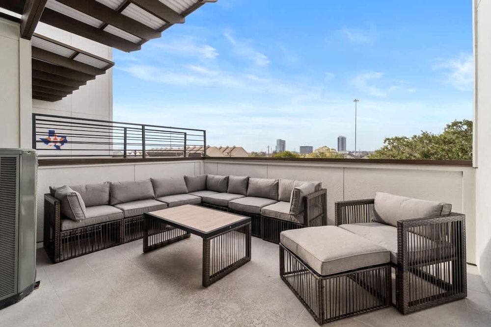 Downtown Houston 3BR Bachelorette Escape