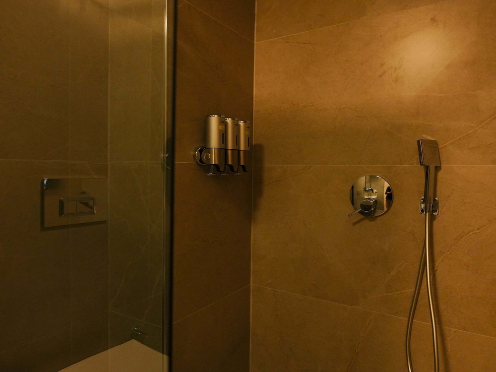 Bonnie City Hotel - Image 33