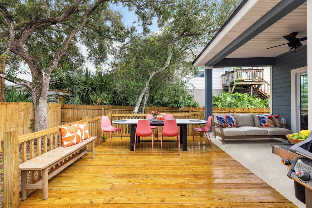 Sleeps 20! 2 Homes w/ Hot Tub, Putting Green, Bocce Golden Hour & Blue Hour