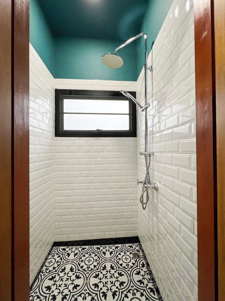 Poshtel 56