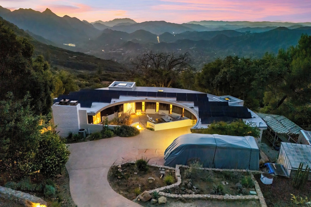 Sleeps 10, Luxe 2 Homes Malibu Hills Retreat Cielo Estate by Avantstay