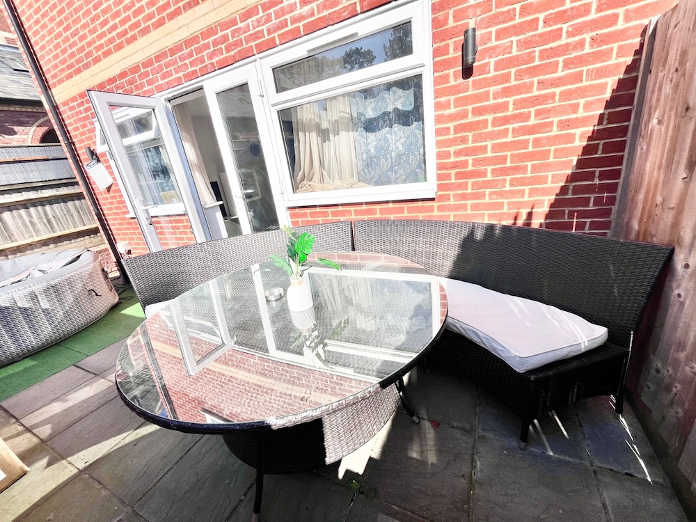 House - Sleeps 12 - Hot tub - Pool Table - Parking