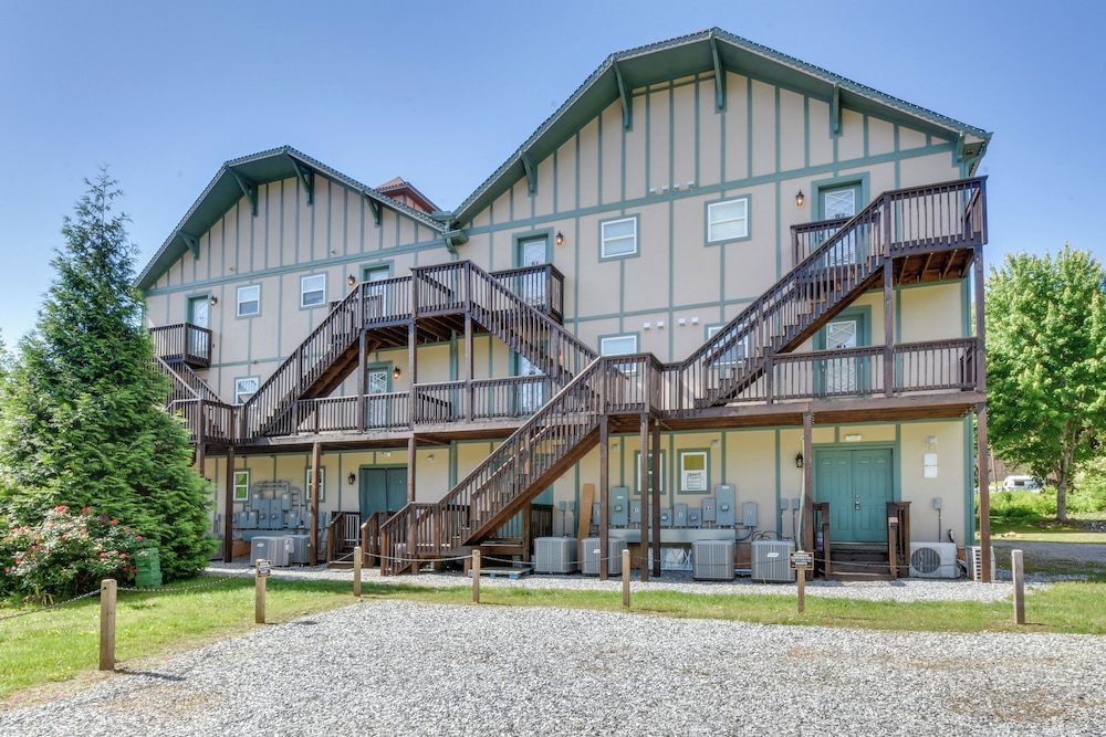 Walk to Shops & Dining: Downtown Condo in Helen
