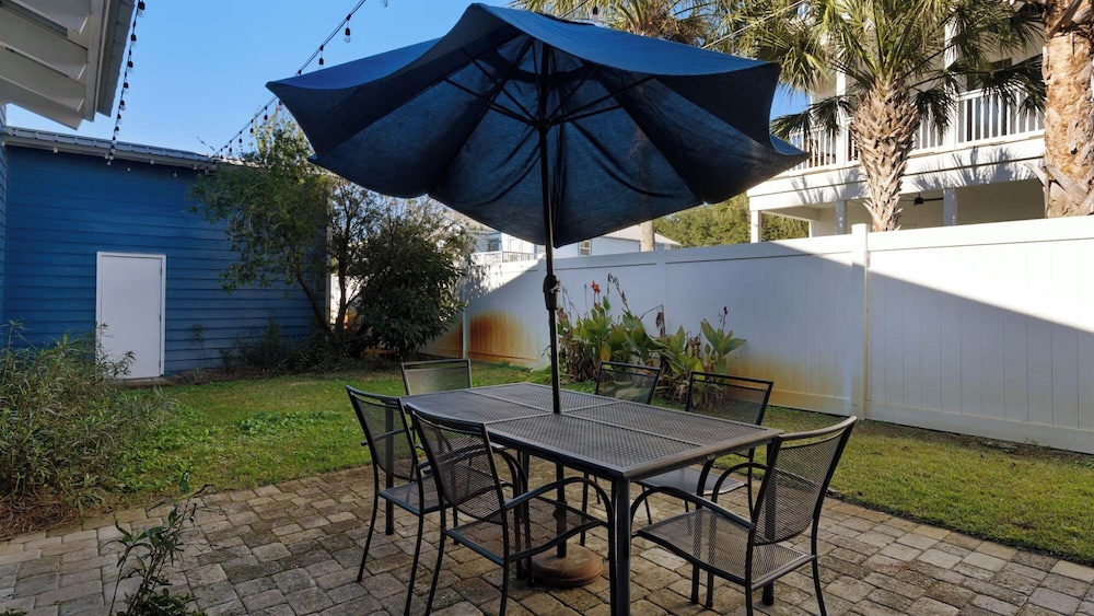 Your Ideal Beach Getaway With Private Pool, Game Room and Close to Beach!
