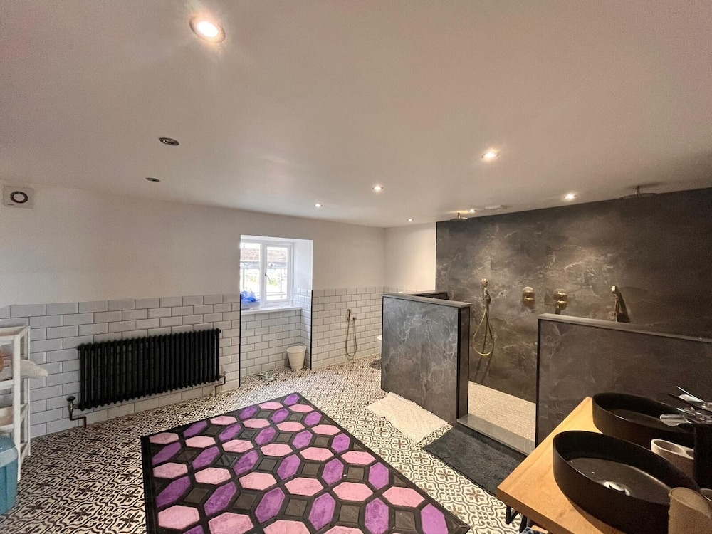 Spacious 6 Bedroom Retreat in Milford Haven