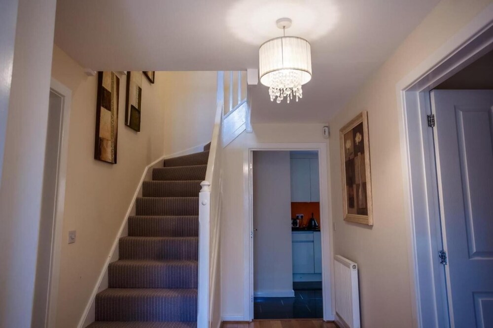 10 Guests - 5 Bedrooms - Free Parking - Lux House