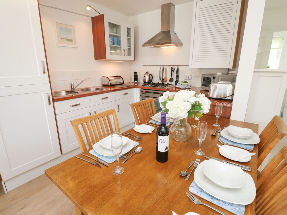 8 Munday Cottages