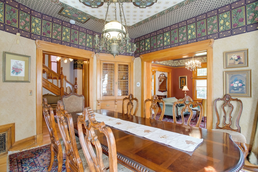 Victorian-style Cheesman Park Apt - 2 Mi to Dtwn