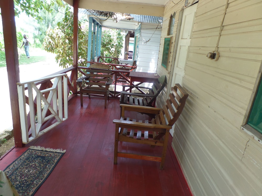 Beach Road Cottages at Jah Bs