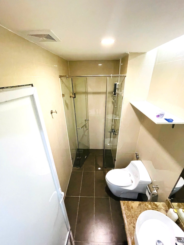 Diamond Suite Golden King