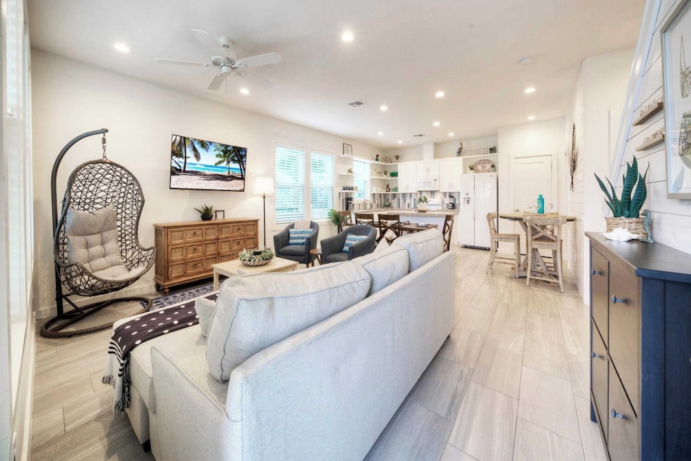 Sleeps 20 2 Homes in Mercer Village w/ Pool Heart of Old Town, Walkable