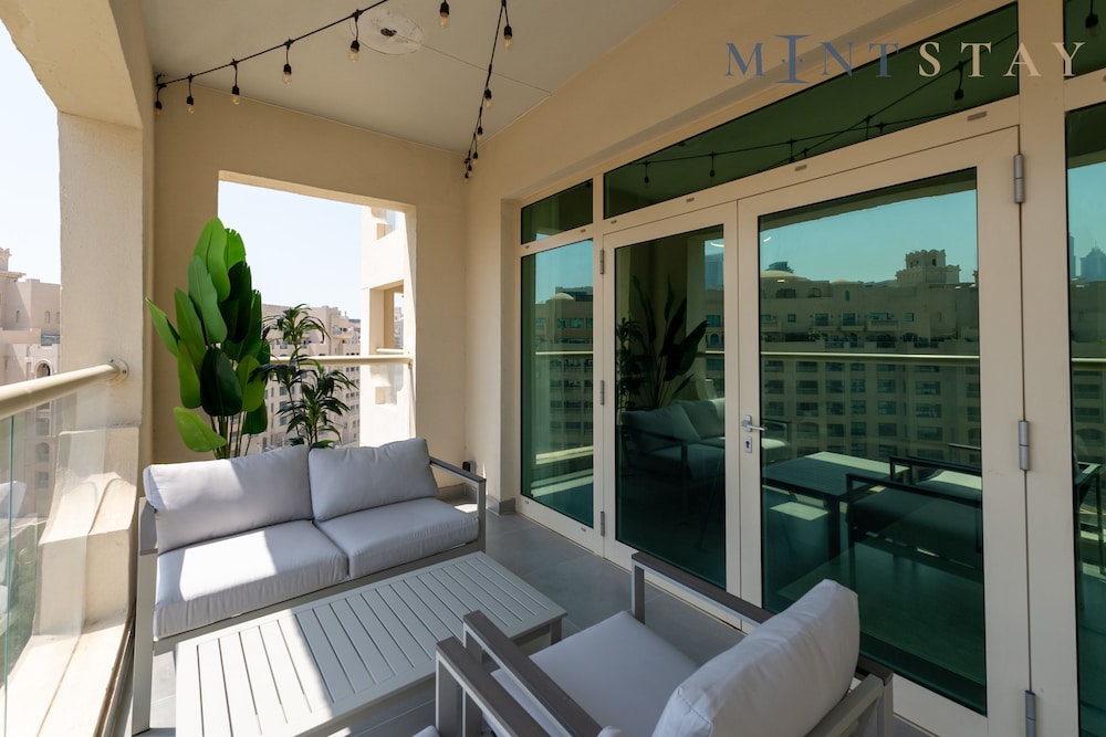 Sleek 2BR Apt at the Palm w Beach Access