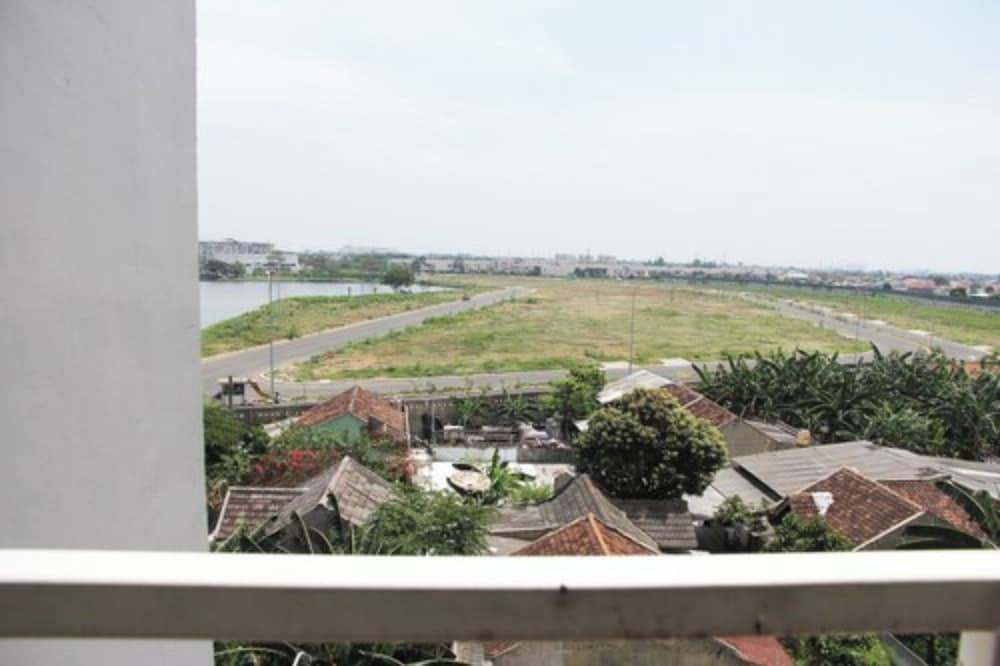 Modern and Comfortable Studio Apartment Springlake Summarecon near Summarecon, เบคาซี - 24
