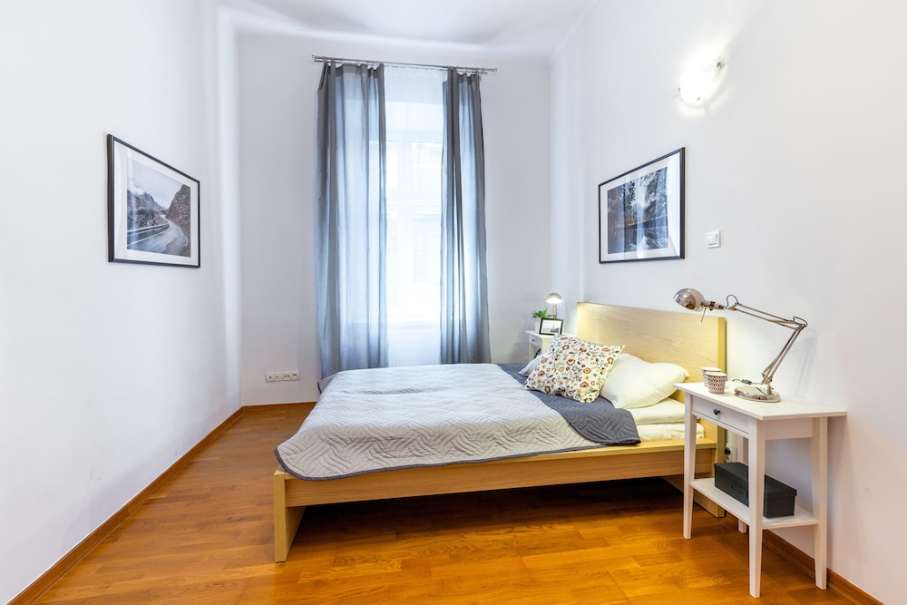 FriendHouse Apartments