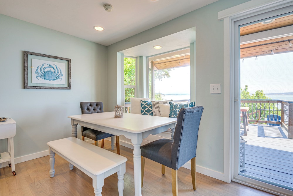 Mtn-view Camano Island Retreat Overlooking Beach