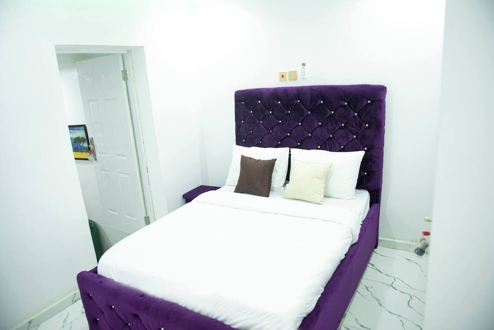 Charming 1-bed Apartment in Abuja view 3