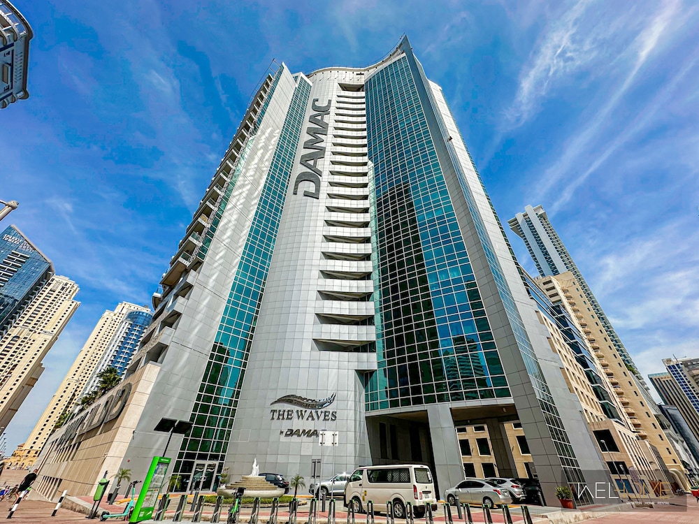 WelHome - Mesmerizing 1BR Apartment in Damac Waves A