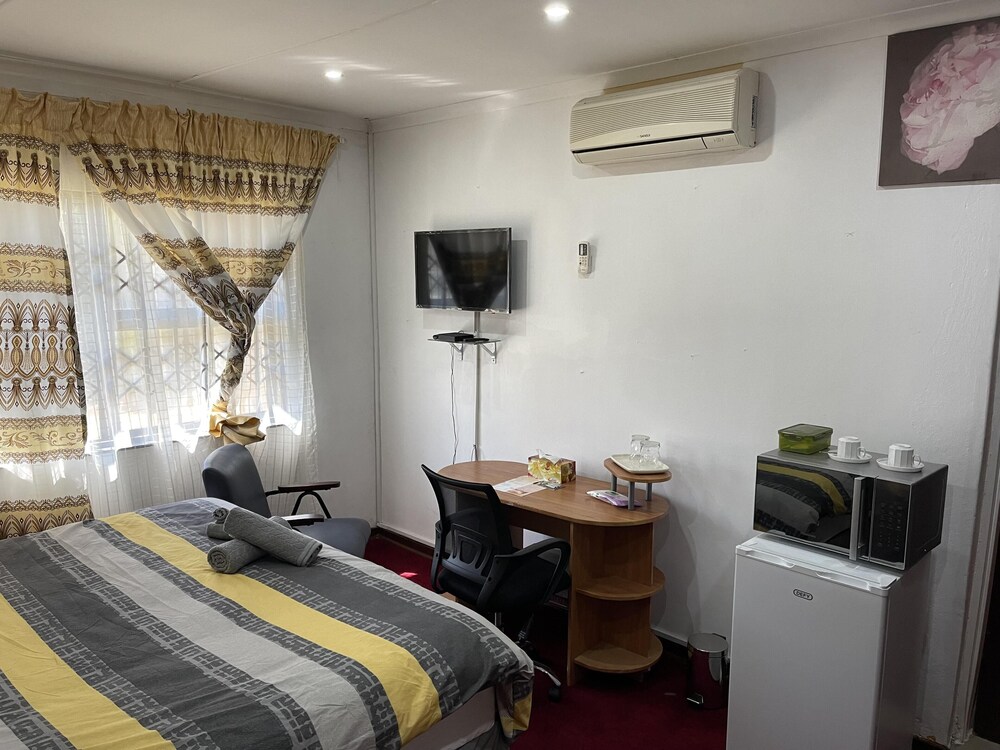 Remarkable 5-bed House in Springs & Nigel