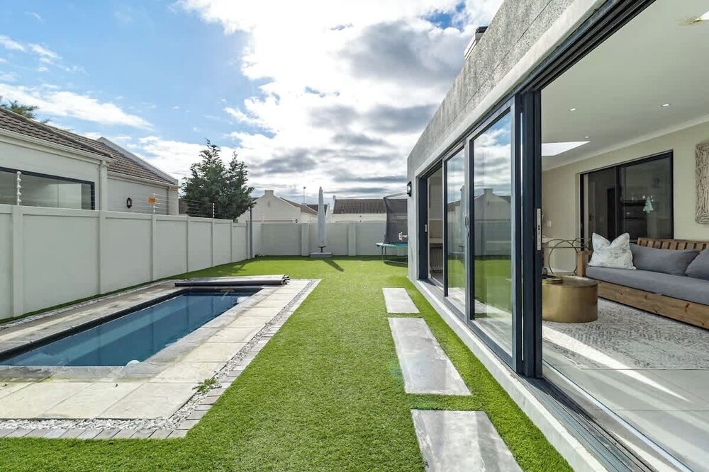 Spacious Sunningdale Retreat With Poolside Charm
