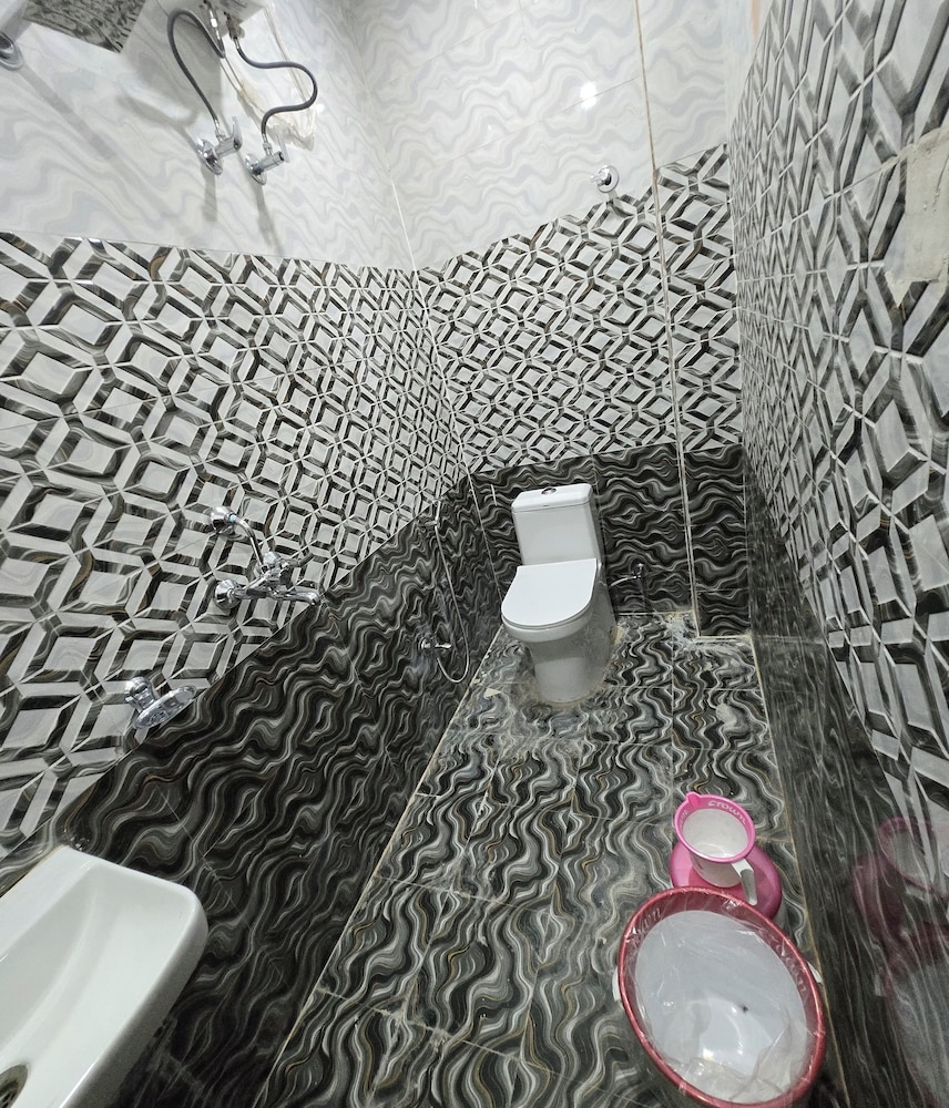 Rudra PGH - just near Temple & Ghats