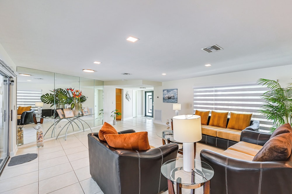 Outdoor Oasis: Marco Island Home Near Beaches