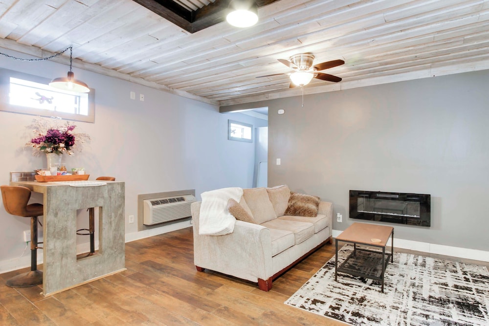2 Mi to Self Regional MC: Updated Apartment