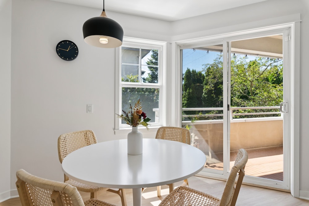 Walkable Seattle Gem Close To Everything 2 Bedroom Condo