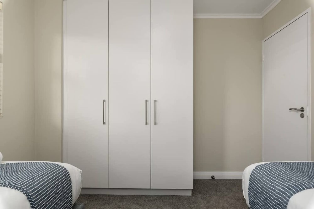 Modern 2 Bed Century City Apartment Pool Braai