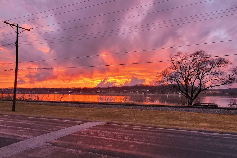Mississippi River Retreat w/ Views: Walk to Water