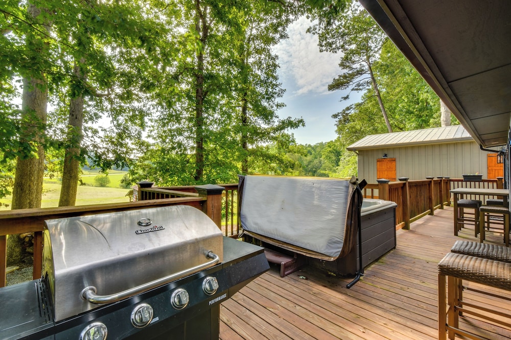 6 Mi to Helen: Mtn-view Retreat w/ Hot Tub!