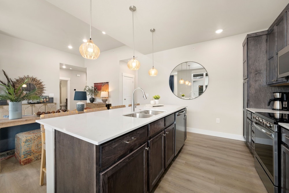 The Landmark 2 King Beds, Garage & Fireplace