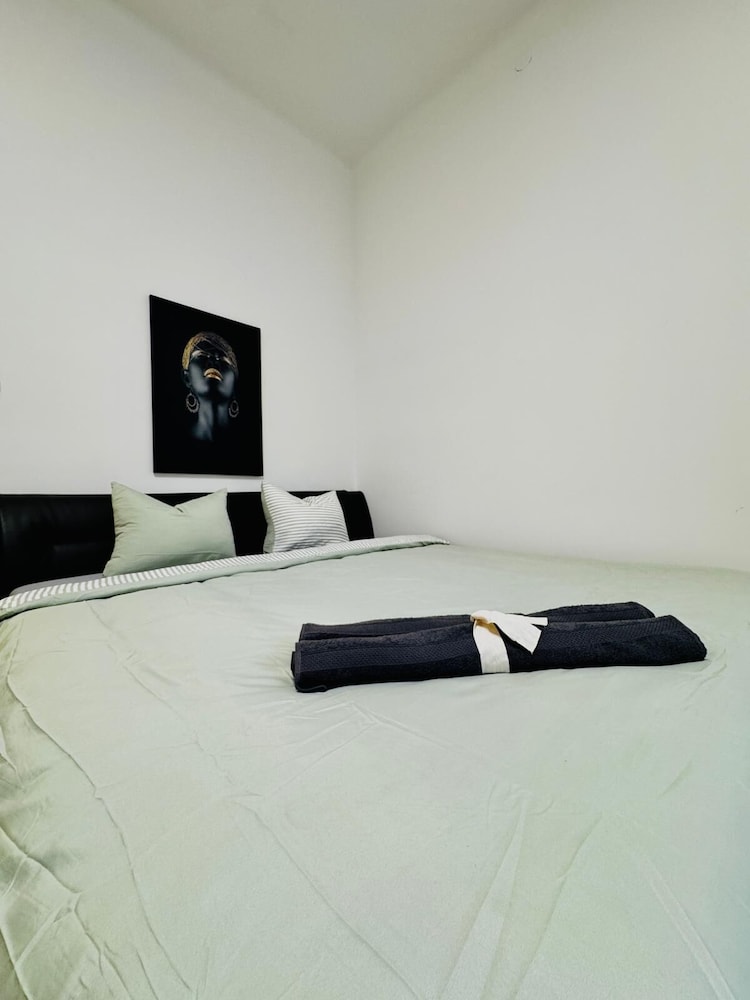 Lovely 2BR for 5 Peaceful Central Stay