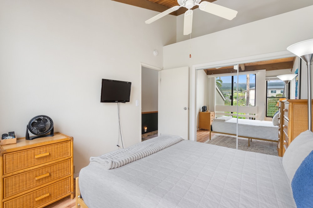 Kailua Bay Resort 4-305 2 Bedroom Condo