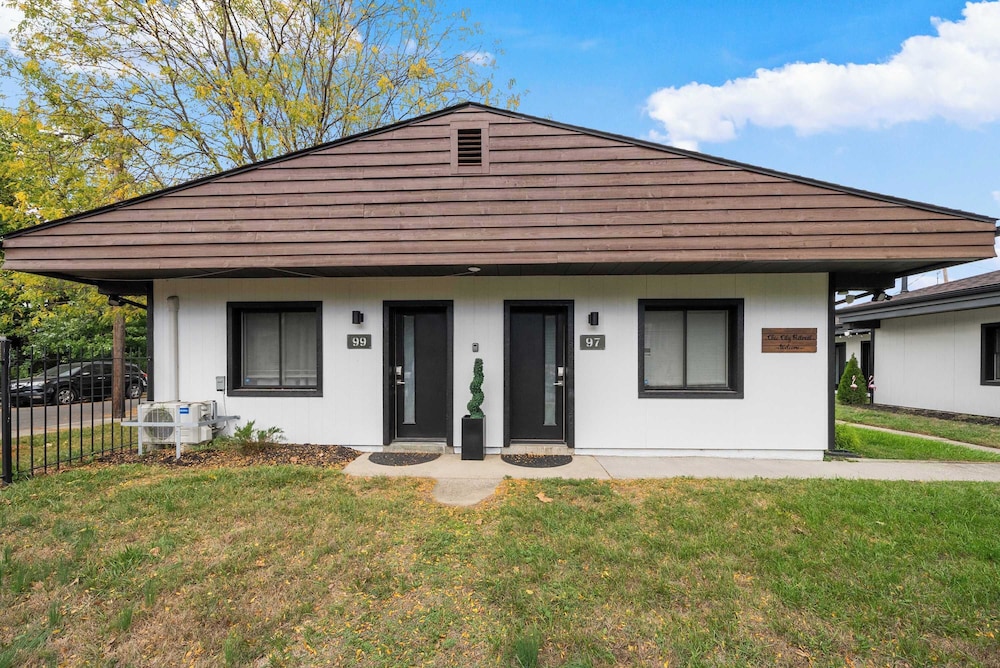 Chic City Retreat 97 Sleeps 2!