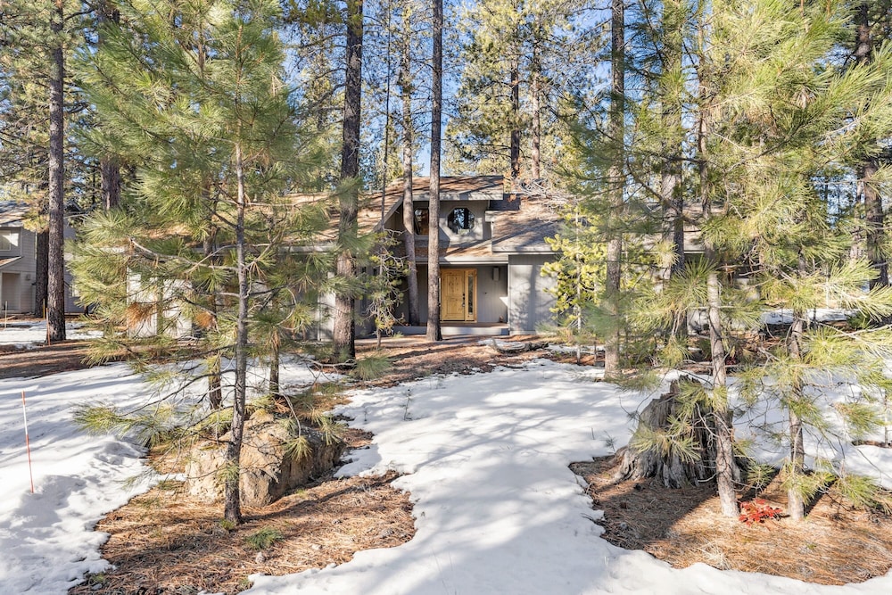 14 Mt Hood Lane 3 Bedroom Home by RedAwning view 2