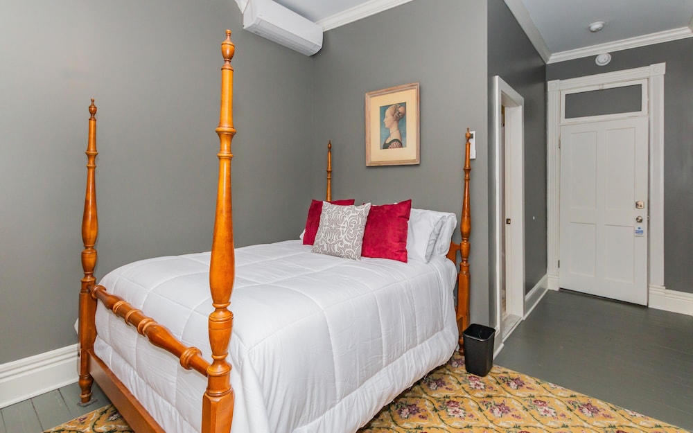 Historic Hotel Broadalbin view 3